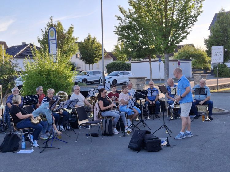 Offene Musikprobe vor der Mehrzweckhalle